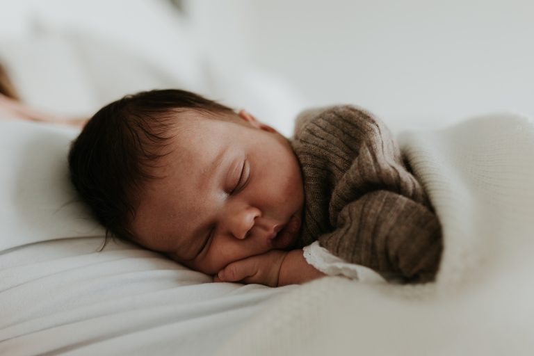 Très beau bébé qui dort