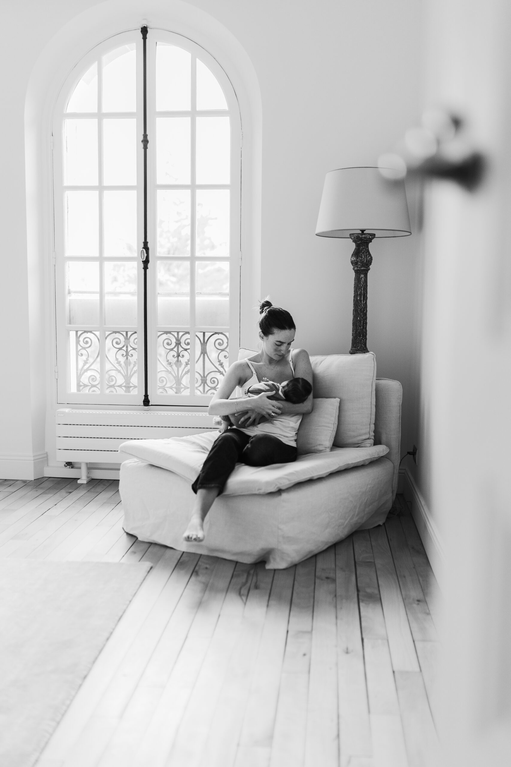 Une maman allaite son bébé